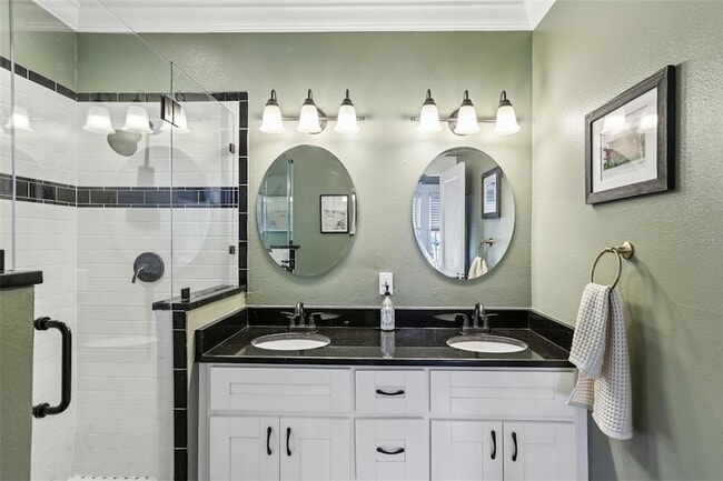 Building Photo - 712 E Caracas St