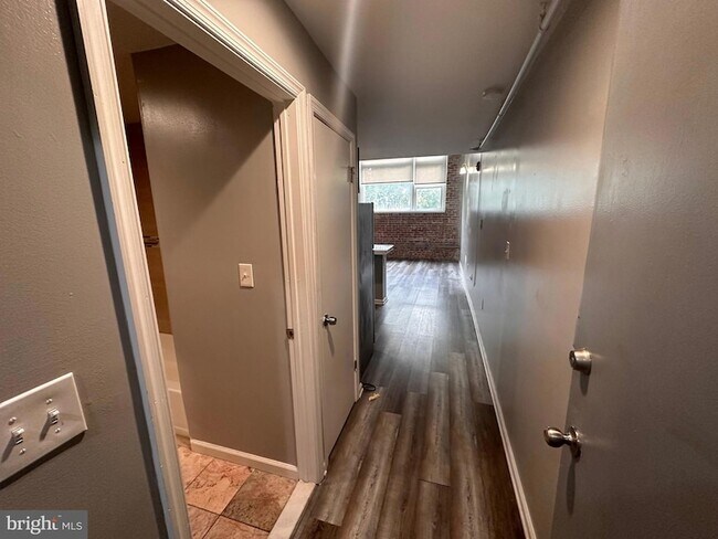 Building Photo - 1302 W Cumberland St