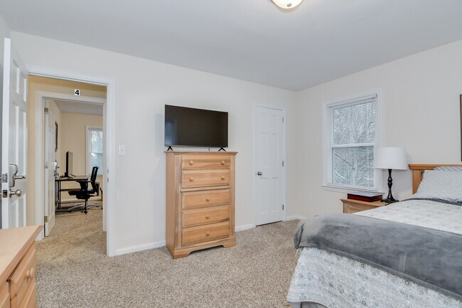 Building Photo - 2415 Apricot Ln