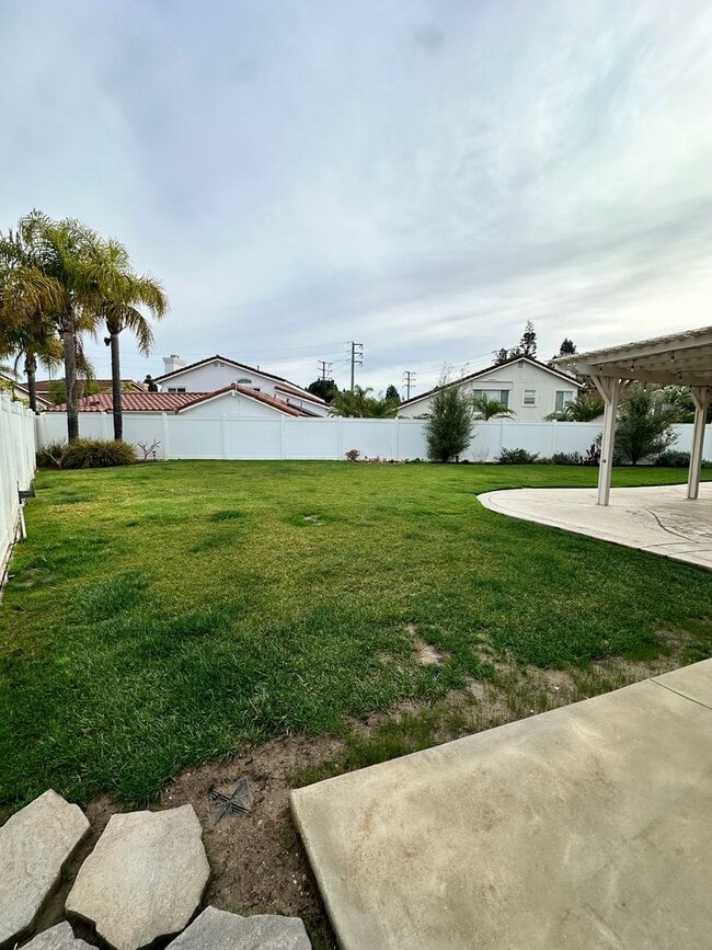 Building Photo - Spacious Living with Room to Grow