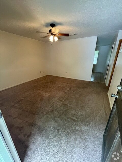 Building Photo - 2 bedroom 1 bath apartment in a small complex