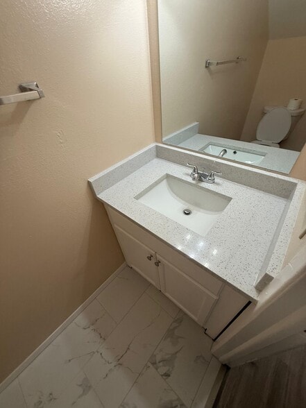 Building Photo - 7015 Waterside Dr