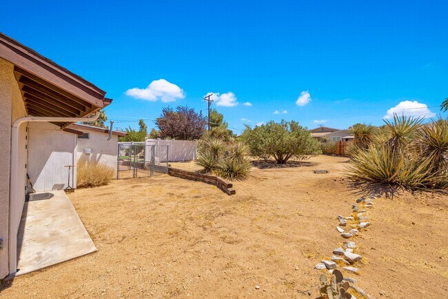 Building Photo - 57815 Desert Gold Dr