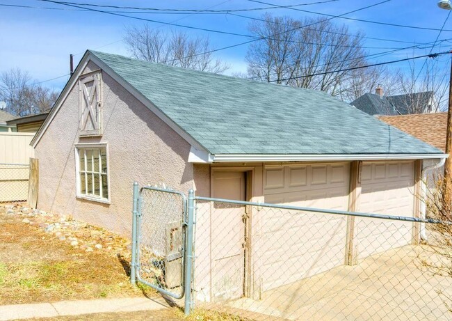 Building Photo - 2210 N Sheridan Ave