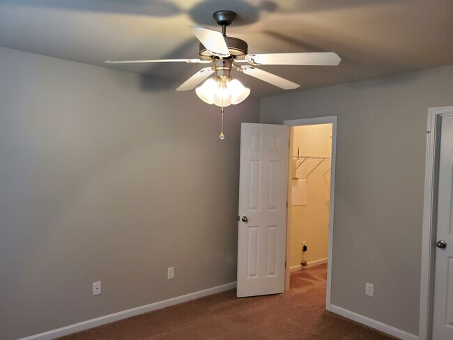 Building Photo - Beautiful Townhome 3 bed/2.5bath