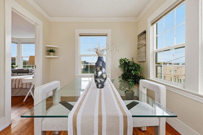 Building Photo - Charming Seacliff Top Floor Condo Unit with views of Golden Gate Bridge!