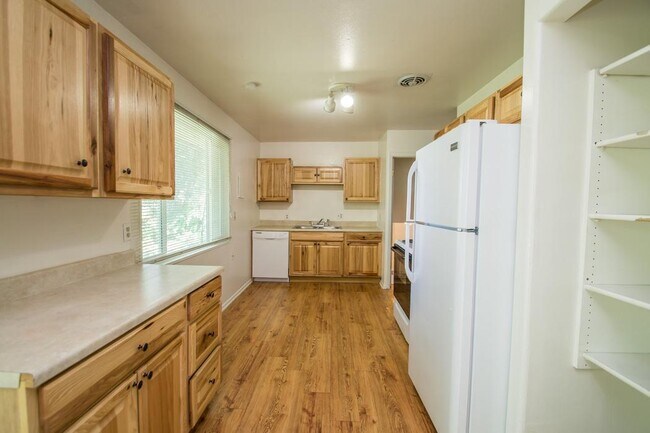 Building Photo - 3375 Moorhead Ave