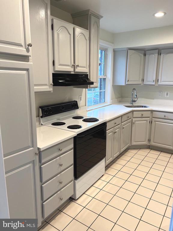 Building Photo - 812 Azalea Dr