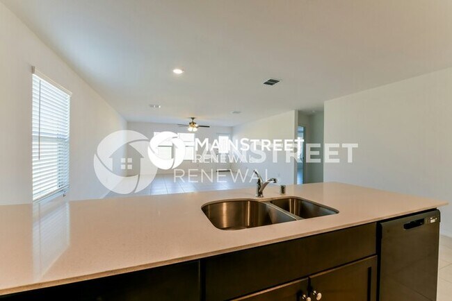 Building Photo - 3 Bedroom Pet-Friendly Home in Fort Worth, TX with Main Street Renewal