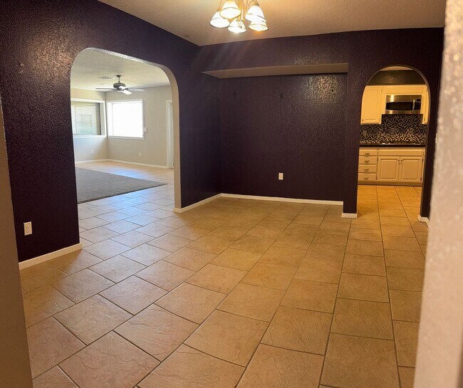 Building Photo - 857 Robinson Ln
