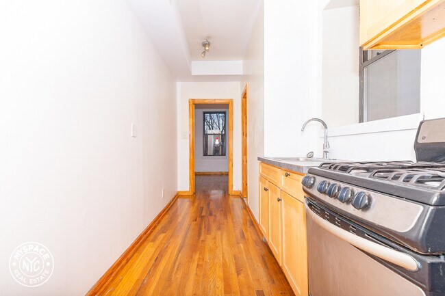 Building Photo - 399 Suydam St