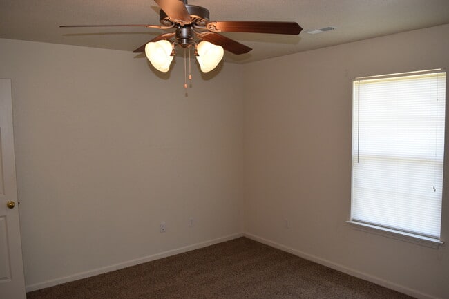 Building Photo - Beautiful 2 Bedroom, 2 Bathroom Duplex with a Garage!