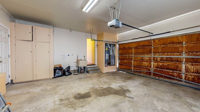 Building Photo - Well Maintain West Side Single Story 3 bedroom 2 bathroom home with 2 car garage