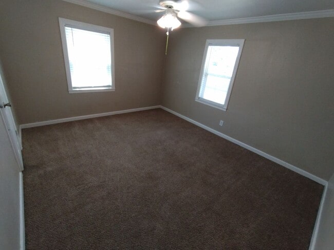 Building Photo - 404 Camellia Way