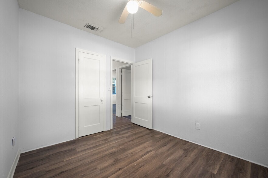 Building Photo - 304 Bernard Rd