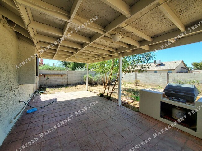 Building Photo - 3 BEDROOM 2 BATH IN HEART OF CHANDLER WITH...