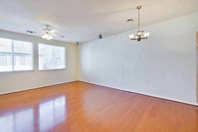 Building Photo - Large, Bright and Beautiful 3BR/2.5BA/2,195sf home in great condition!