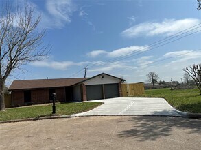 Building Photo - 15935 Kenbrook Dr