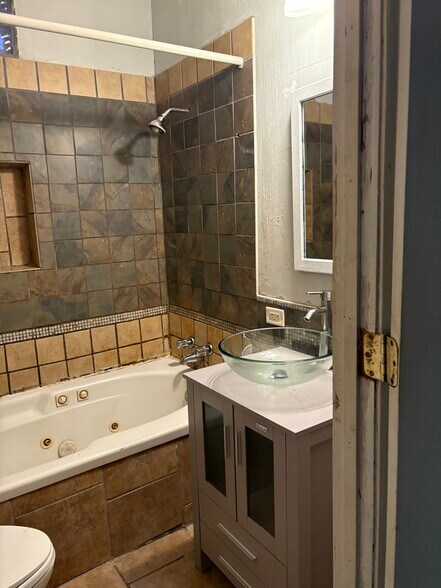 Bathroom - 1435 W Melrose St