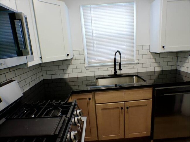 Building Photo - Cozy 3 bedrooms and 1 bath with vanity off S Crystal Ave in sought area off W 23rd St Independenc...