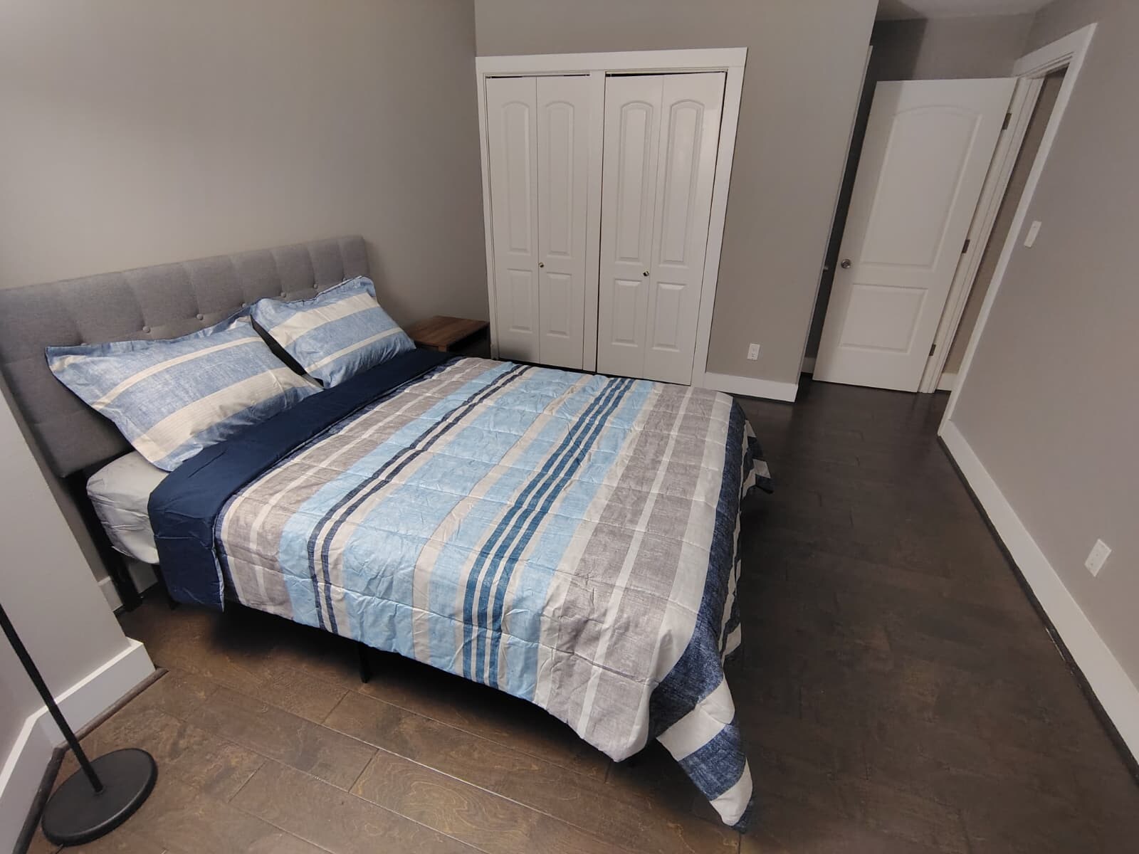 Building Photo - Room in Apartment on N Poplar St