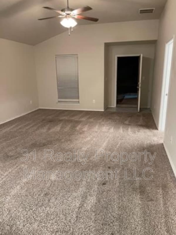 Building Photo - 1028 E 90th St