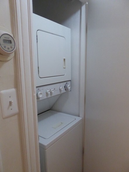 Building Photo - 527 9th St NE