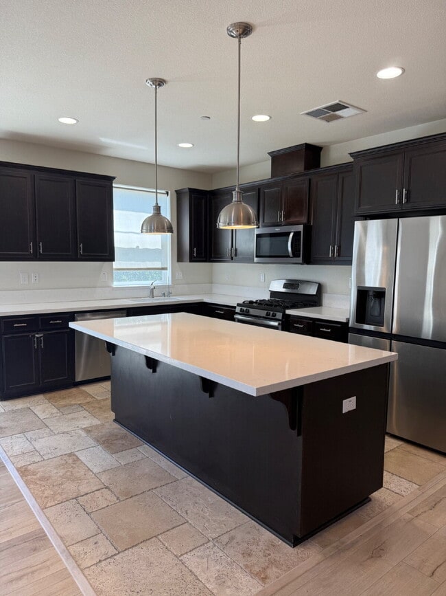 Building Photo - Gorgeous 4 Bed/4 Bath End Unit Condo with ...