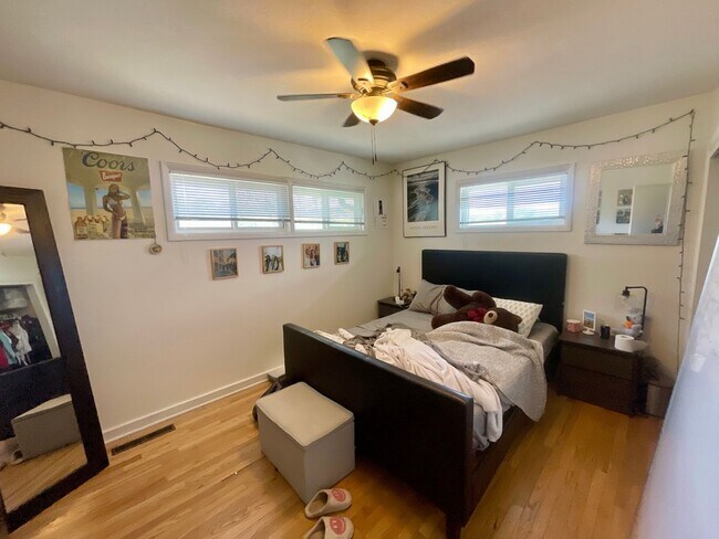 Building Photo - Expansive 5-bedroom, 2.5-bath home with incredible mountain views!