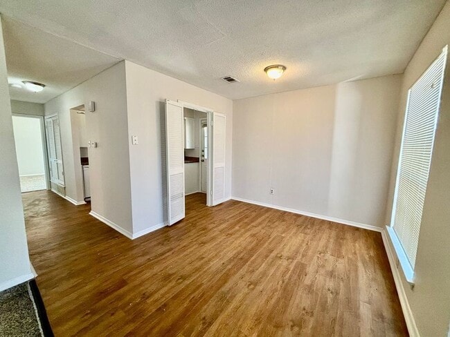 Building Photo - 800 Irwin Dr