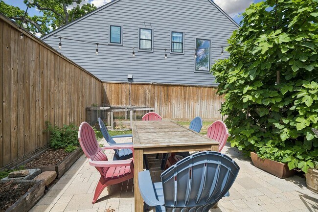 Building Photo - 623 Pecore St