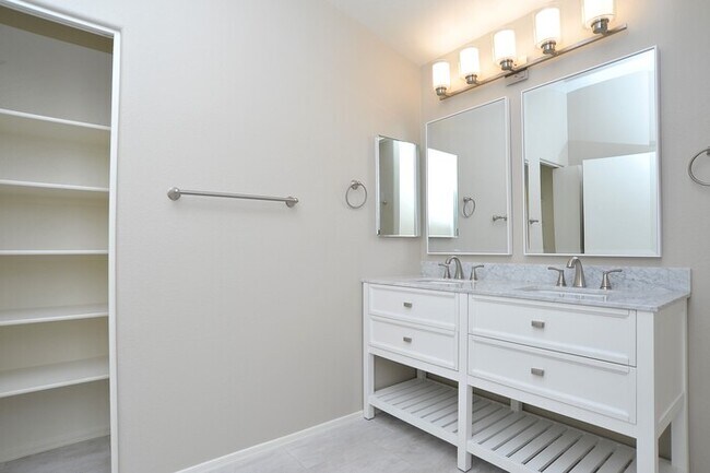 Building Photo - All tile 4 bedroom home in Oro Valley!