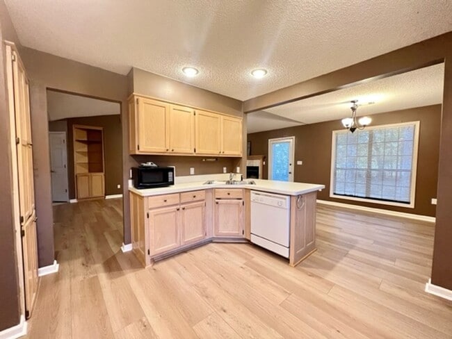 Building Photo - Charming 3 bedroom, 2 bath home that has been updated and is ready to be called home! This home h...