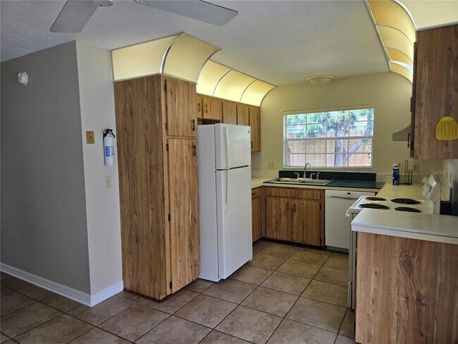 Building Photo - 1666 Tremont Ln
