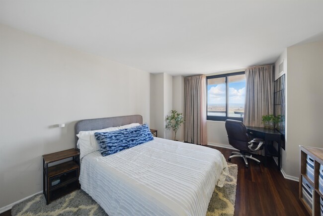 Building Photo - 1508 Harmon Cove Tower
