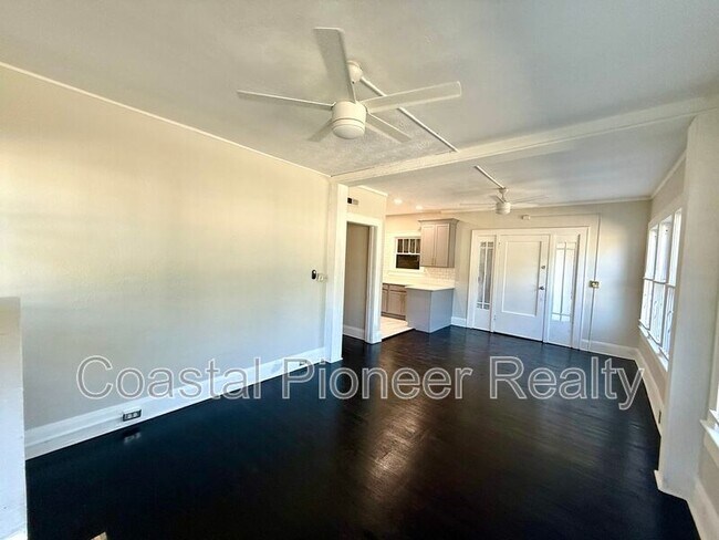 Building Photo - 4015 N Seminole Ave