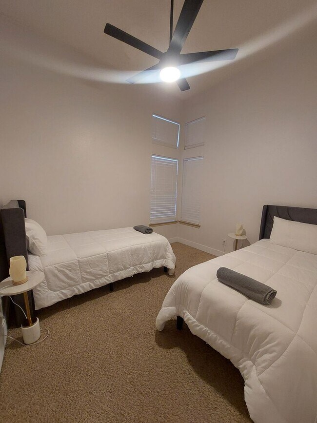 Building Photo - 4 BEDROOM 2 BATHROOM HOME 3 CAR GARAGE HOM...