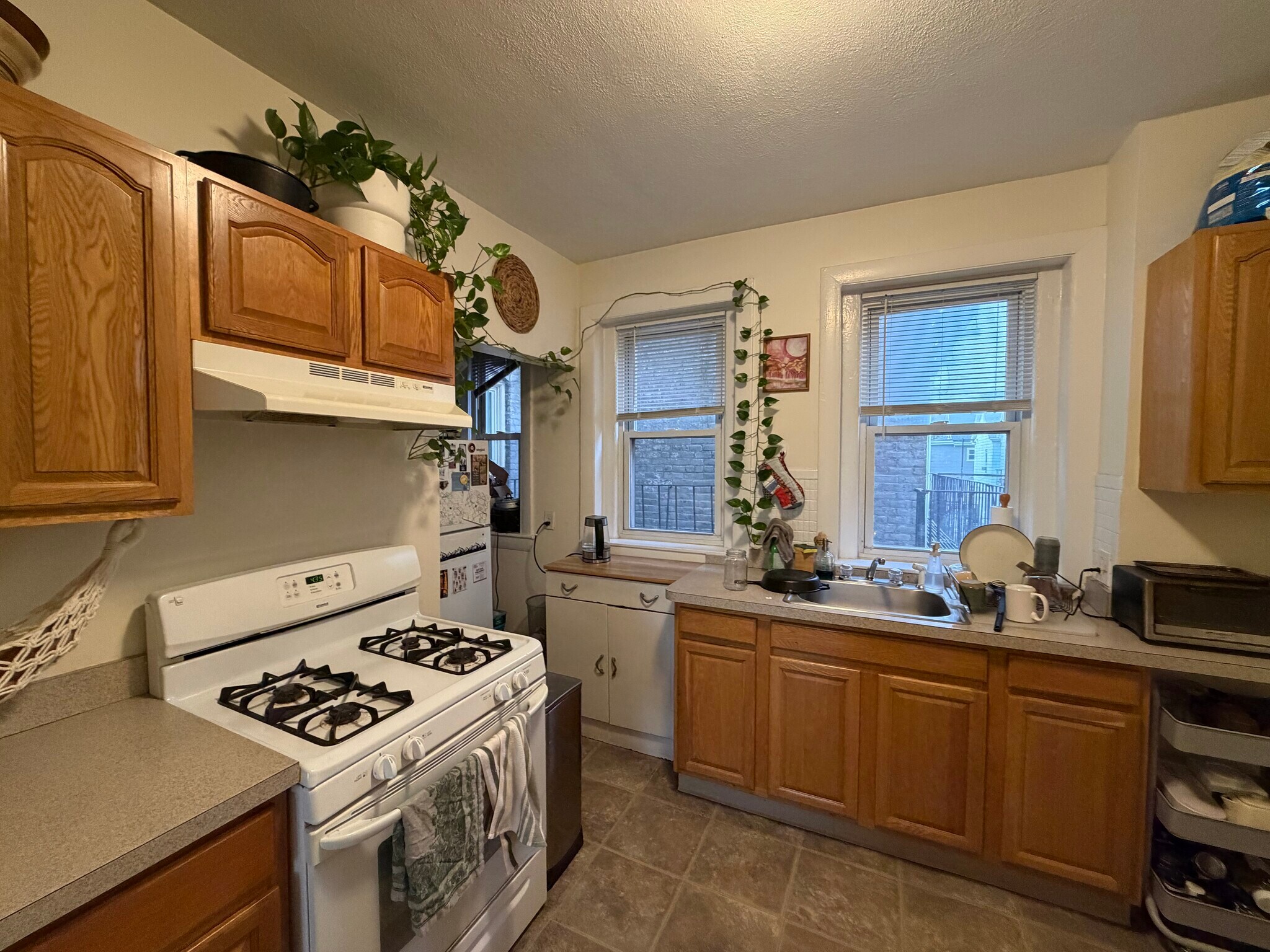 Building Photo - 2 Central St