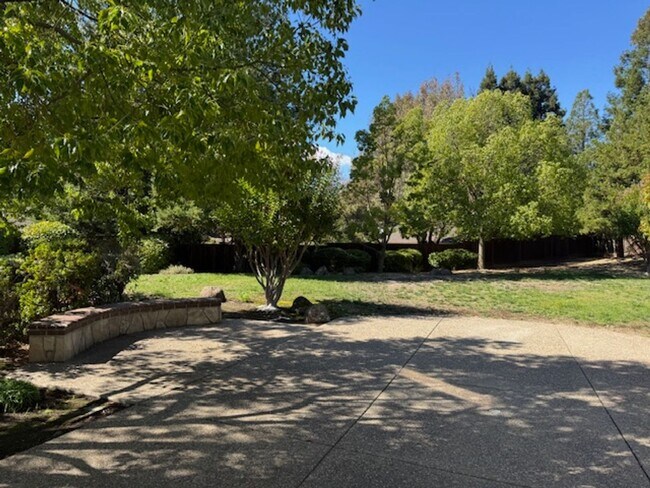 Building Photo - Gorgeous 5 bedroom + office, 4.5 bath Alam...