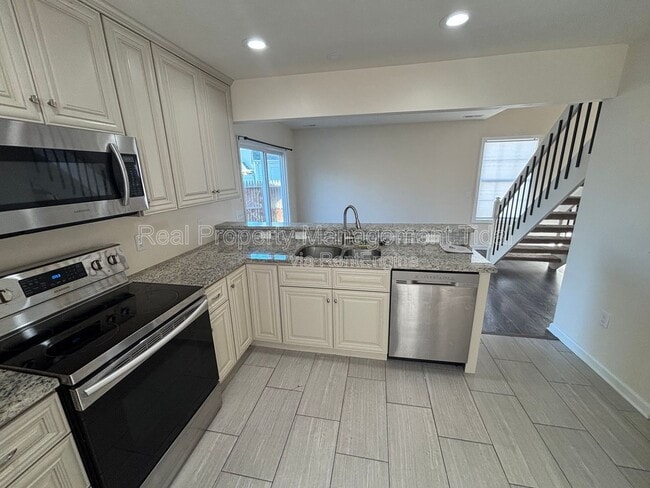 Building Photo - 459 Charter Oak Dr