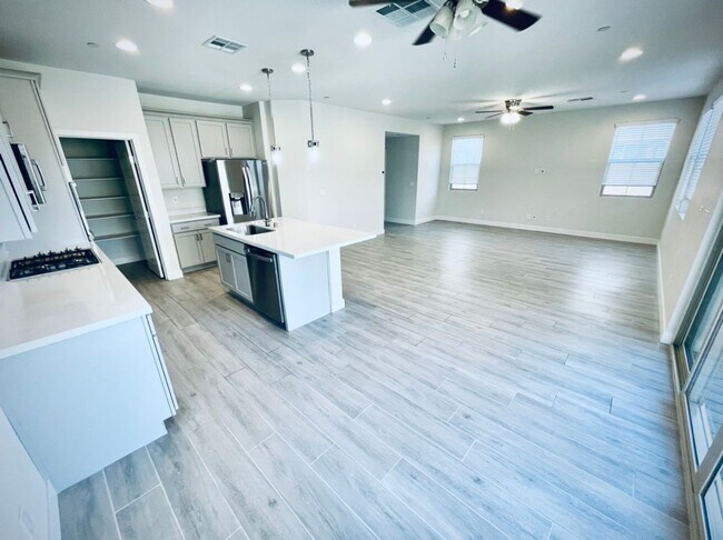 Building Photo - 72 Verde Rosa Dr