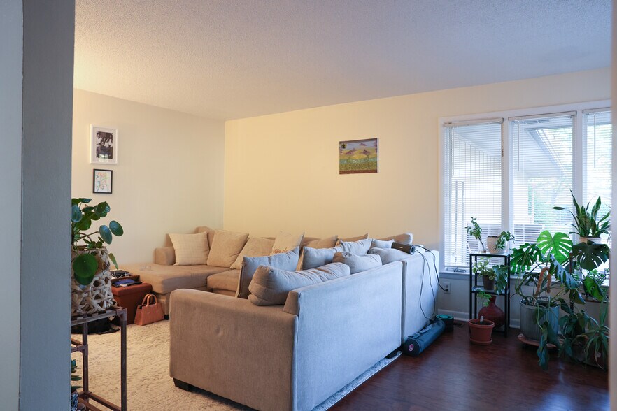 Building Photo - 1517 Cambria Dr