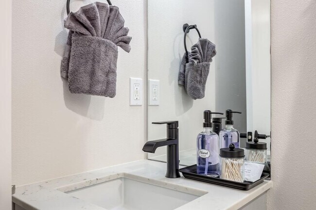 Building Photo - 1600 S Washington St