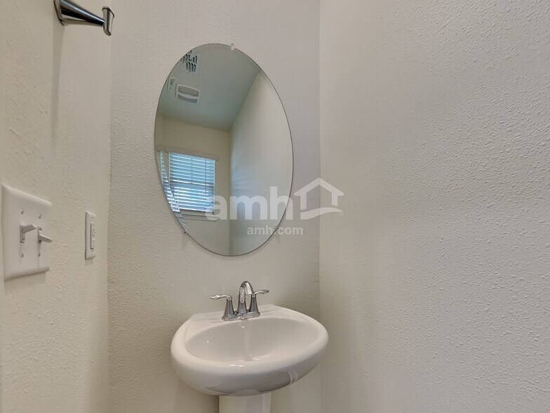 Building Photo - 425 Onate Cir