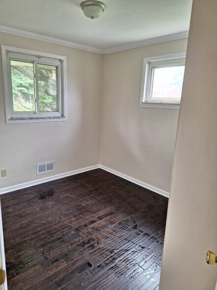 Building Photo - 470 Edgewood Rd