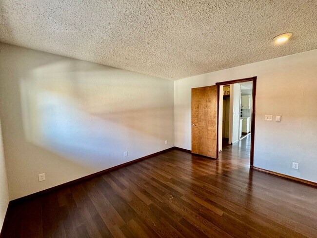 Building Photo - One-bedroom Condo with incredible view of Space Needle from Living Room!!!!!!