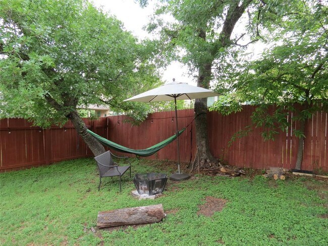 Building Photo - 402 Las Colinas Dr