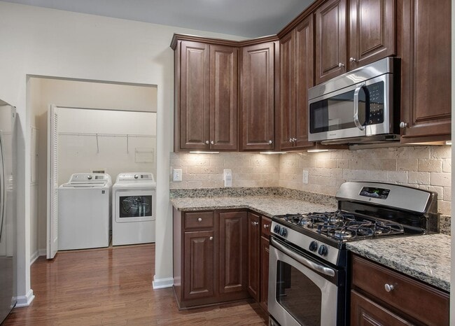 Building Photo - Stunning, Spacious 2 Bedroom Condo in Midl...