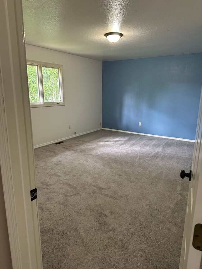 Building Photo - Kempton Hills 3 Bedroom/2.75 Bath Home with Sauna!