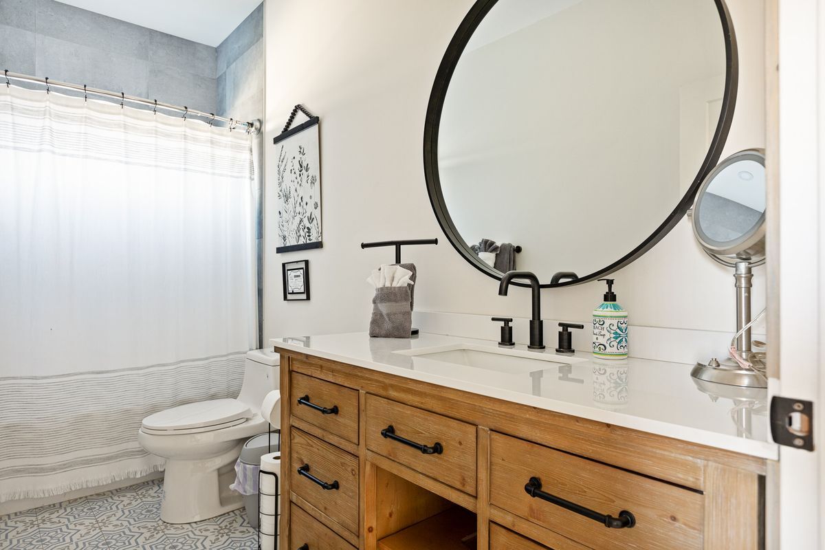 Building Photo - 1215 Valley View Dr